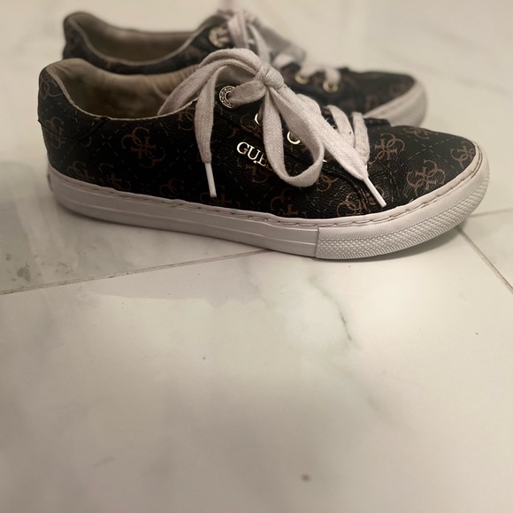 Guess Women's Loven Casual Sneakers. Gold/Brown. Size 7.5 - Picture 8 of 10